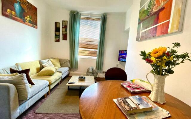 4 bedroomed maisonette in City Centre, near Barbican & Seafront