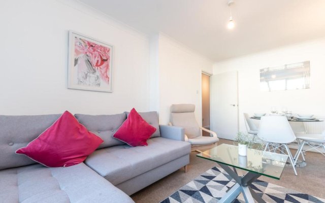 BEST PRICE!! - Contractor Heaven! 4 Singles beds or 2 King Size, Southsea Apartment- FREE PARKING, SMART TVS