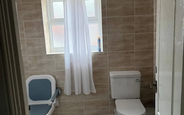 Spacious 6 Bedroom Family House