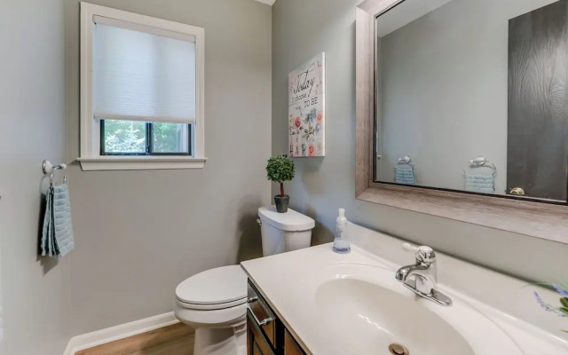 Lakefront Orion Twp. Home w/ Fire Pit & Kayak!