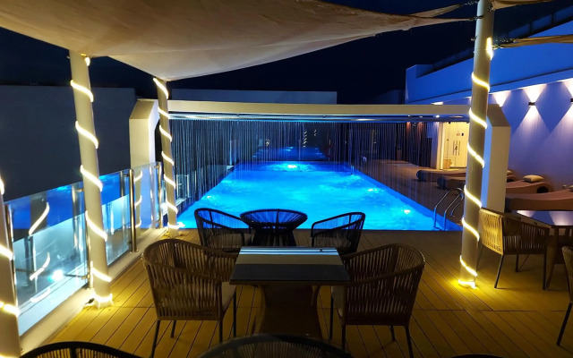 Carnelian By Glory Bower Hotel