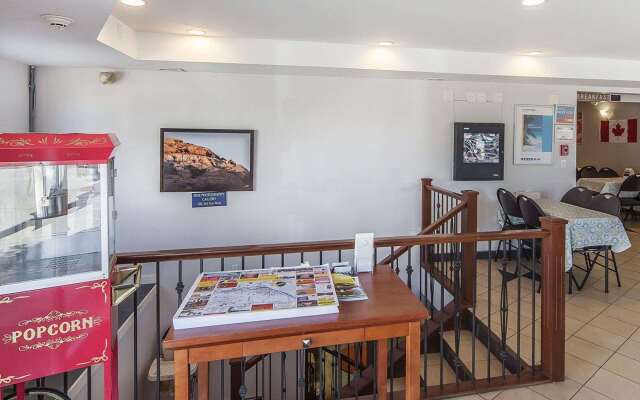 Econo Lodge Inn & Suites