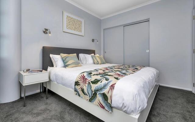 Deluxe Waterfront & City Apartment