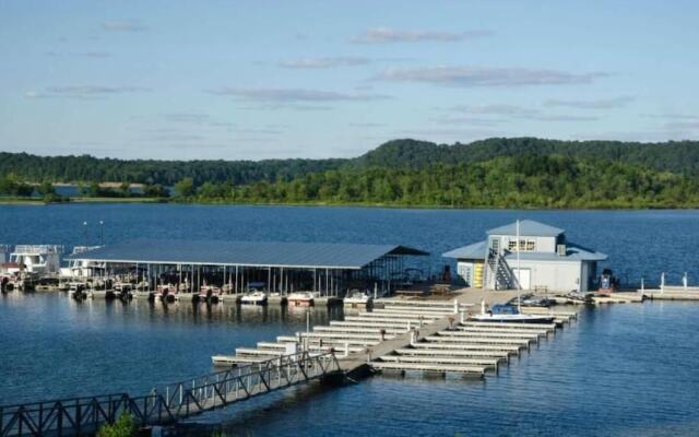 Fourwinds Lakeside Inn & Marina