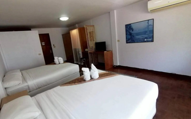 Beachfront Hotel Cha Am