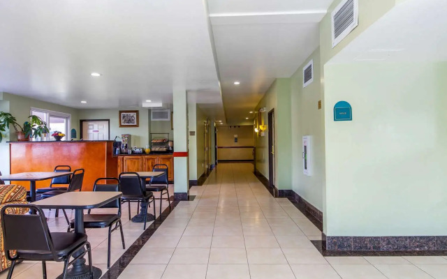 Rodeway Inn & Suites