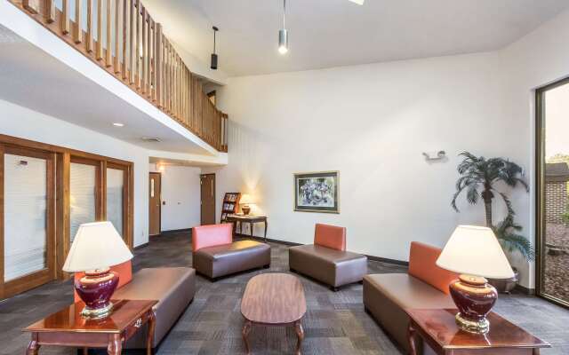 Motel 6 Saukville, WI