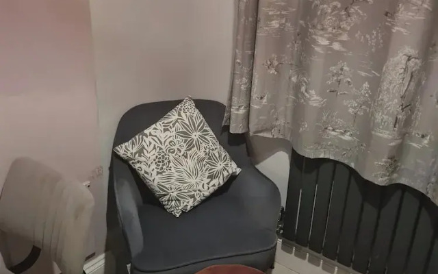 1 Bedroom Annex - 2 Mins From Train Station
