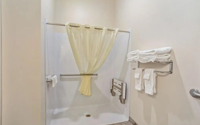 Cobblestone Hotel & Suites - Superior