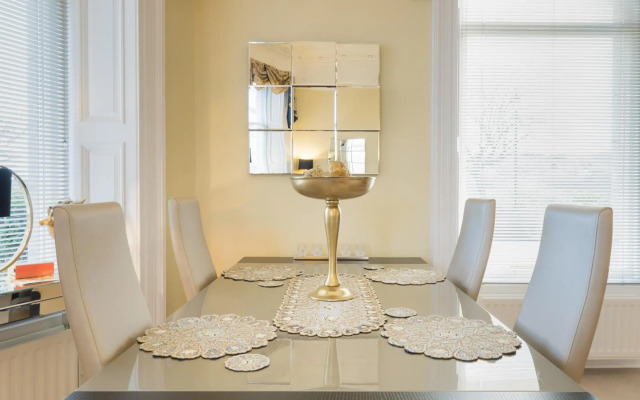 Marks At The Manor Luxury Riverside Apartments - Sleeps up to 4, with Parking and Sky TV