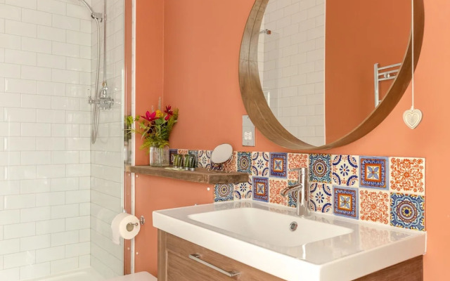 Bright Two BR Period Apartment in Whitechapel