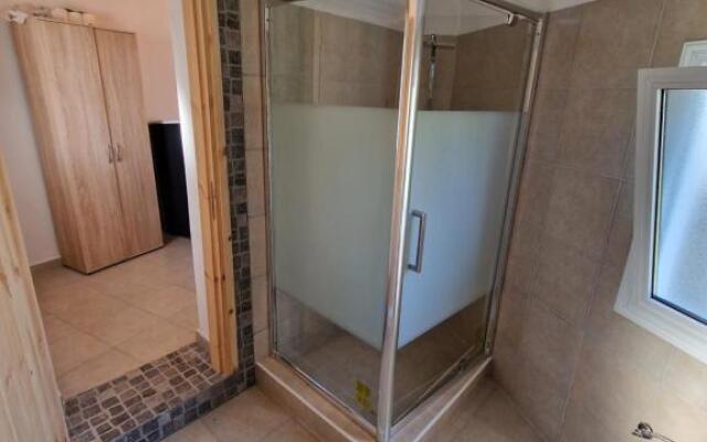 Aprosmeno Jacuzzi House 4