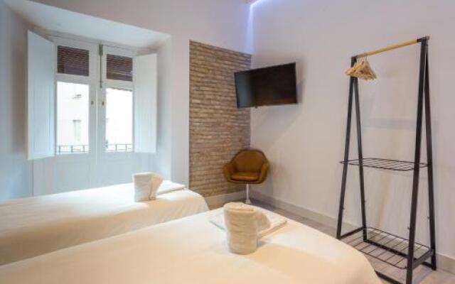 Te1A-El Teatro Brick Wall Suite Prime Location