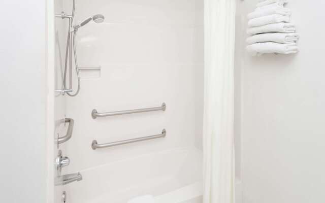 Super 8 by Wyndham Washington/Peoria Area