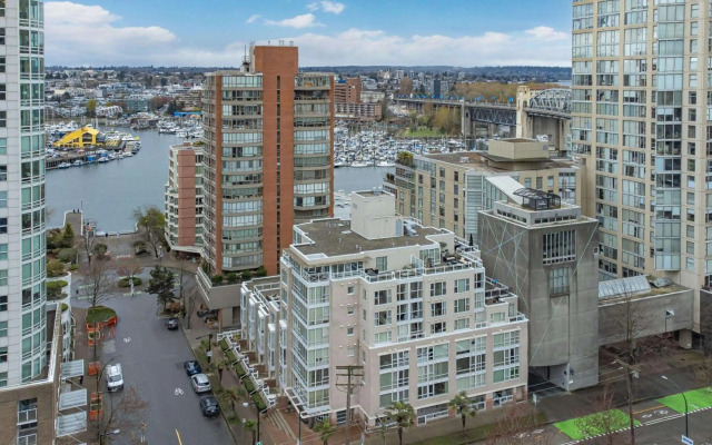 1BD+Den condo, with free parking in Downtown!