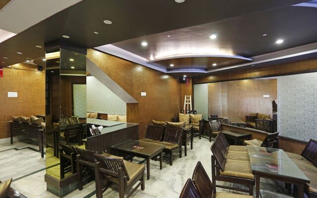 OYO Rooms 055 Mall Rd Tourism Lift