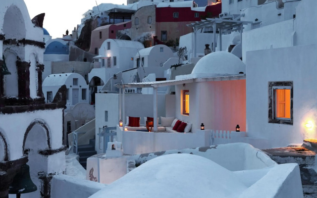 Menias Cave House