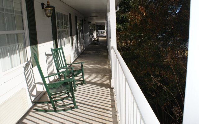 Quality Inn Fayetteville near Historic Downtown Square