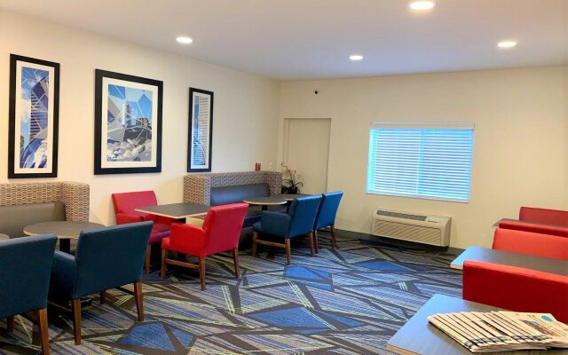 Holiday Inn Express & Suites Chicago-Libertyville by IHG