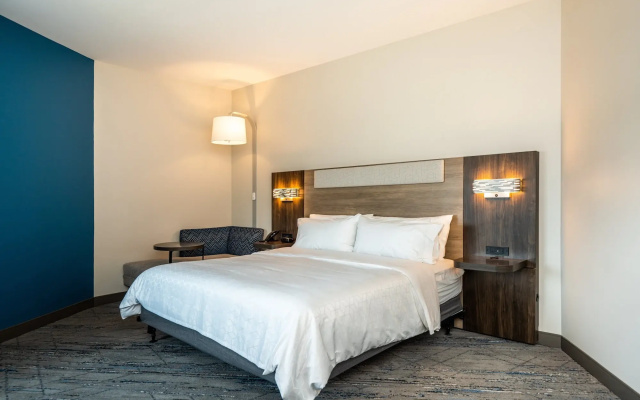 Holiday Inn Express & Suites Charlottesville - Mon