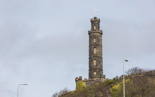 393 Delightful 2 Bedroom Apartment off the Royal Mile With Secure Parking