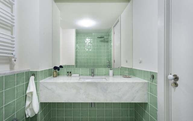 ALTIDO Energetic 2BR Apt w/workspace, by the Santa Justa Lift, in Baixa