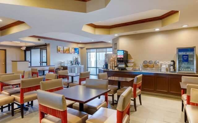 Comfort Suites South Haven near I-96