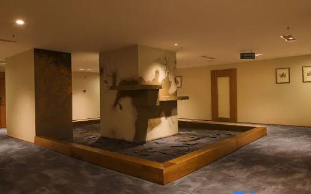 Leader Hotel