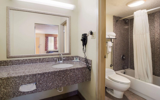 Quality Inn & Suites Conference Center Statesboro Historic District