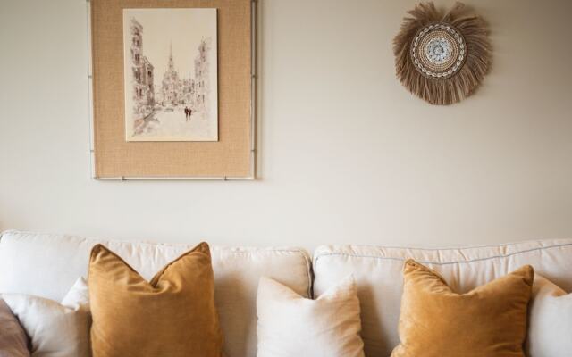 Modern and Cozy Designer Apartment in Relaxing Environment