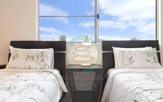 ZEN LUXURY: 2-Story 4-BR Penthouse in Darwin City with Mindal Markets & Harbour Views – Guest Rooms – Darwin