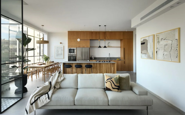 3BR High quality Apt with City View