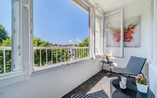 The Green Corner Apartment With Balcony