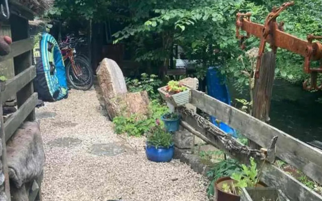 2 Bed-sleeps 3-dog Friendly-garden-riverside