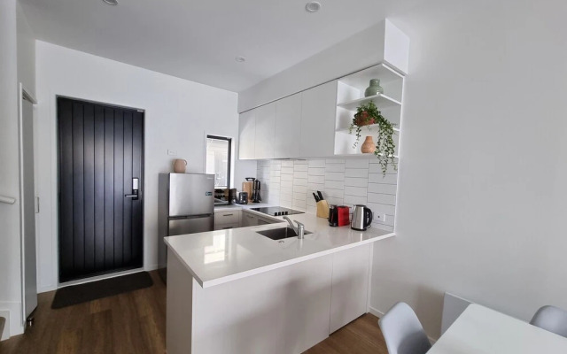 Brand New House by Botany - Parking