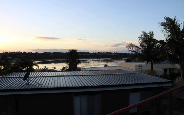 Pacific Heights Holiday Apartments and Munn’s Tower House