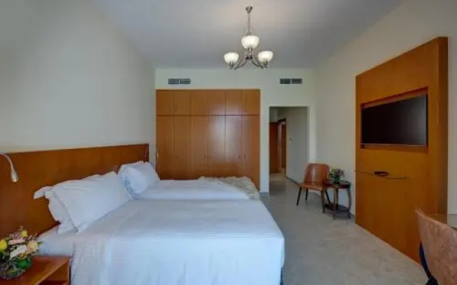 J5 Three Bedroom Terrace Apartment Motor City families only - Apartment in Dubaï - Photo 3