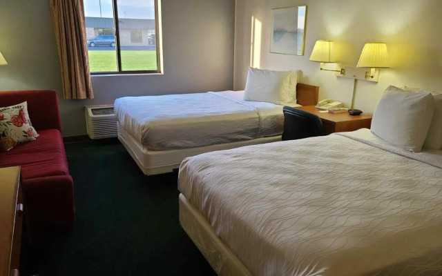 Super 8 Motel Carlyle