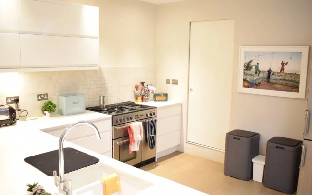 Shepherd'S Bush 2 Bedroom Home