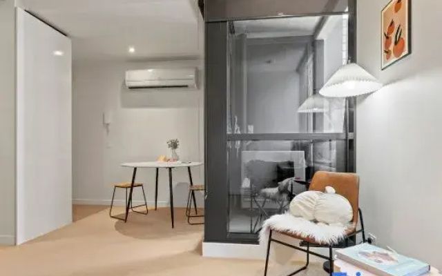 Unbeatable Location - Sleek 1BR  Melbourne Central
