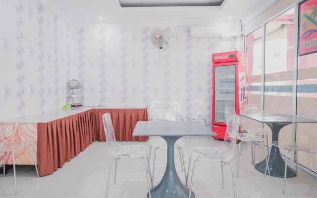 RedDoorz near Nagoya Hill Batam 4