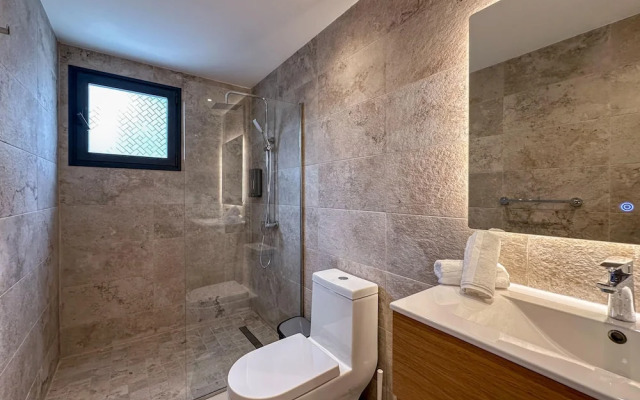 Gorgeous 2 BR Luxury Apartment