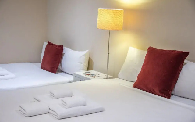 Elegant 4B 2B Unit in Melbourne CBD w/ Parking!
