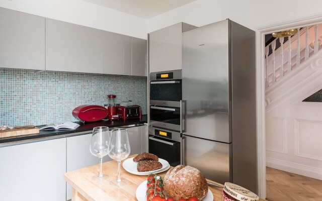 Beautiful, Grand House - Modern Art-Filled Interior