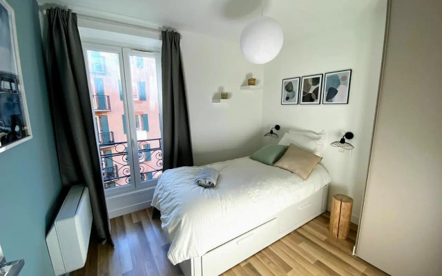 Sunny and calm 2 bed apartment place du Pin