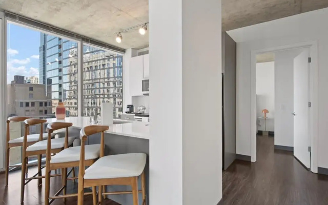 Loop City Views 2BR Apt Near Riverwalk