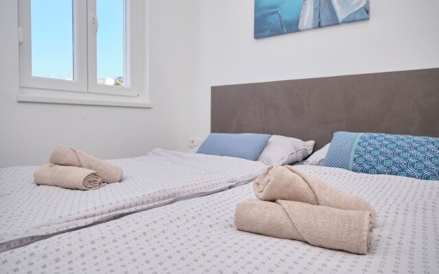 Queen's Lodge Mastrinka by Litto