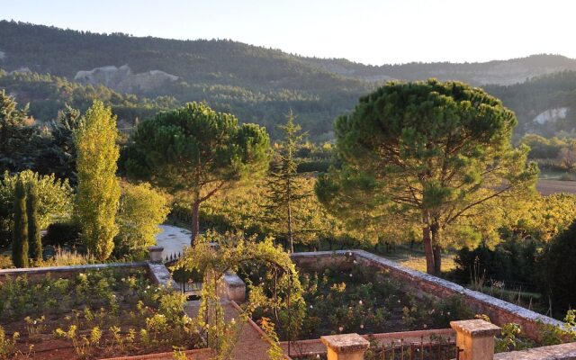 Secluded Holiday Home in Rustrel With Swimming Pool