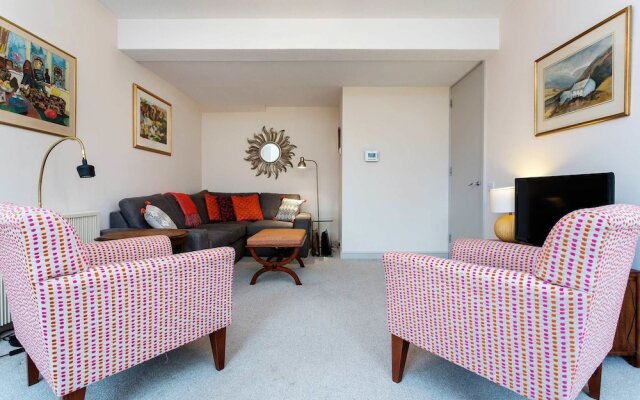 Whitehouse Apartment