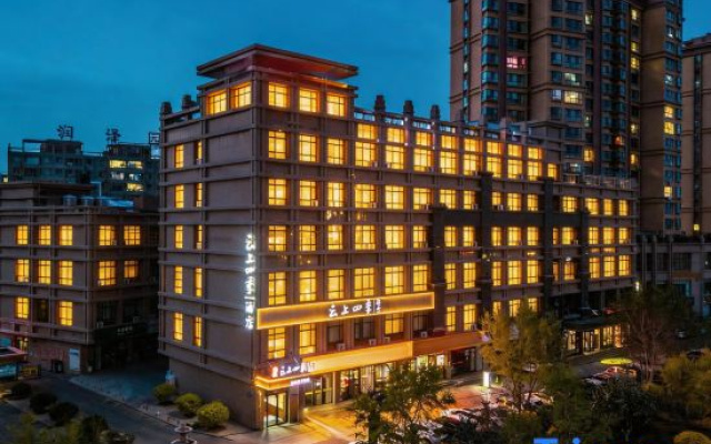 Cloud Four Seasons Hotel (Zhangye High-Speed Railway West Station)